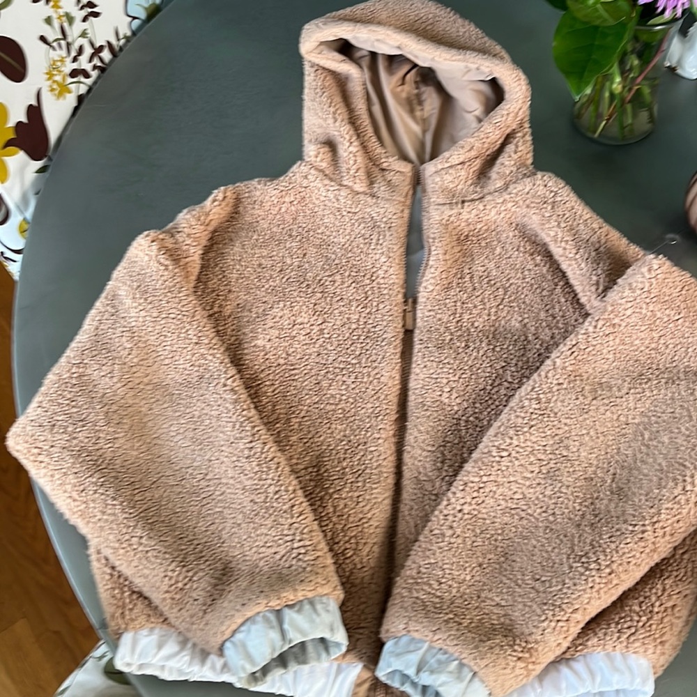 VS Pink reversible hooded Sherpa jacket size L/XL worn 2x. Perfect for fall 🍁